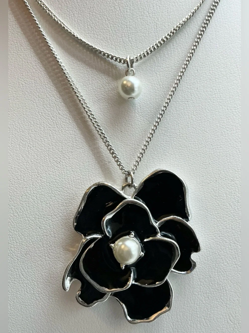 CLAIRE’S SILVER TONE FAUX PEARL LAYERED FLORAL LARGE PENDANT NECKLACE